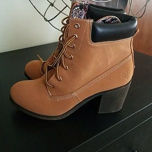 High heel boots look like workbooks